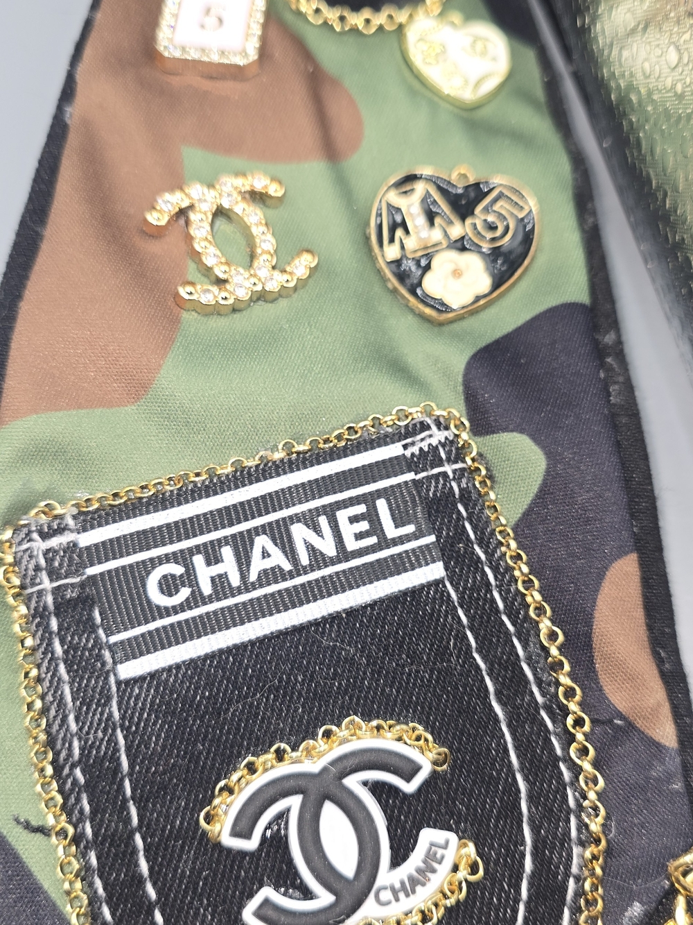 CHRIS BROWN CAMOFLAUGE HAT AND TIE NECKLACE. - Picture 9 of 10
